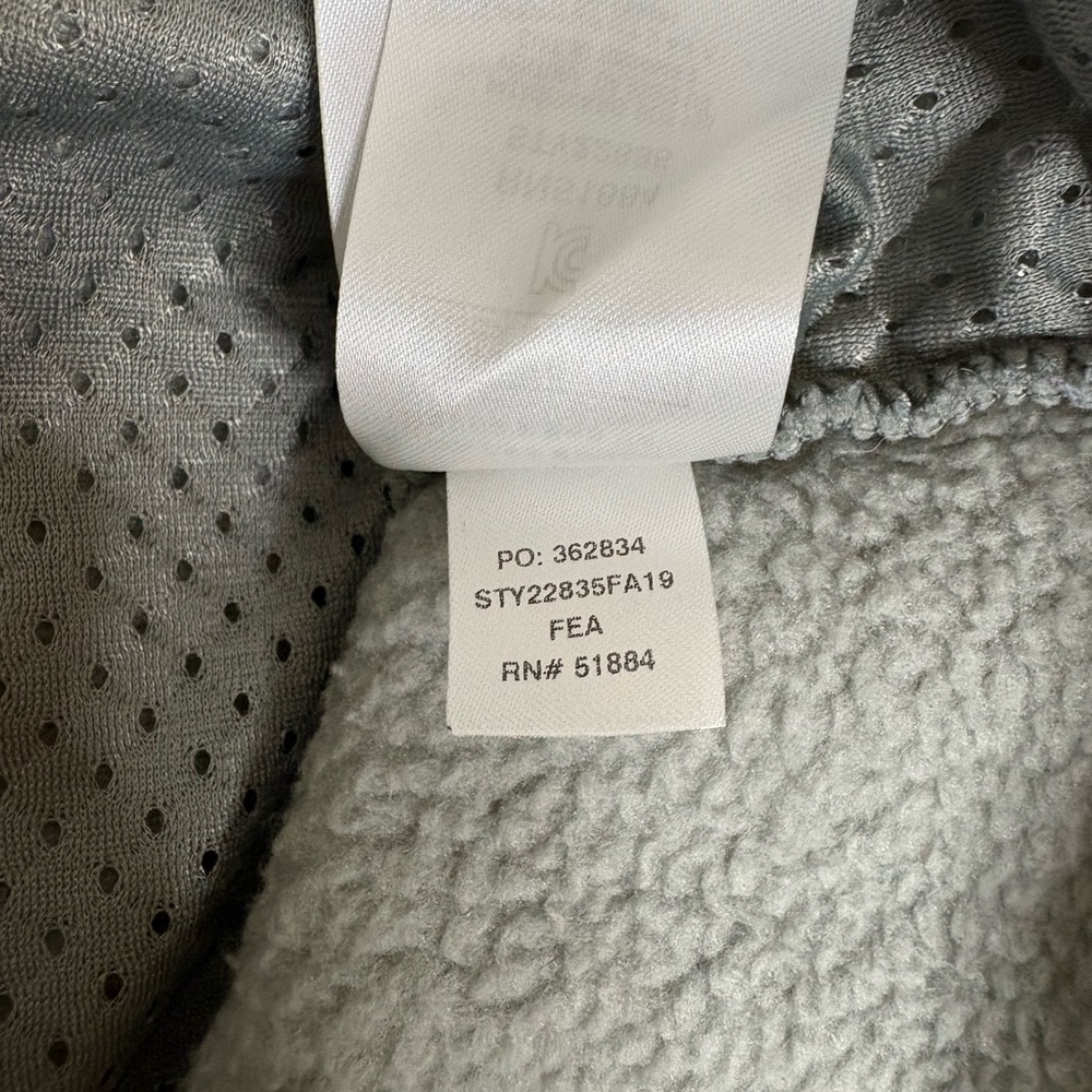 Patagonia Gray Fleece with Burgundy Accents - Picture 12 of 12